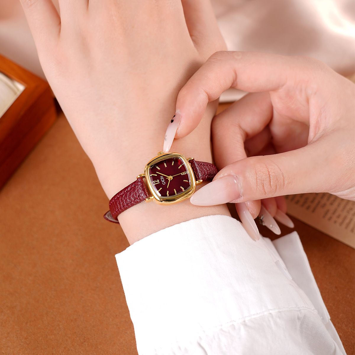UTHAI 61018 CQ490 Simplicidad, - Luxury Watch Values reseña y precio